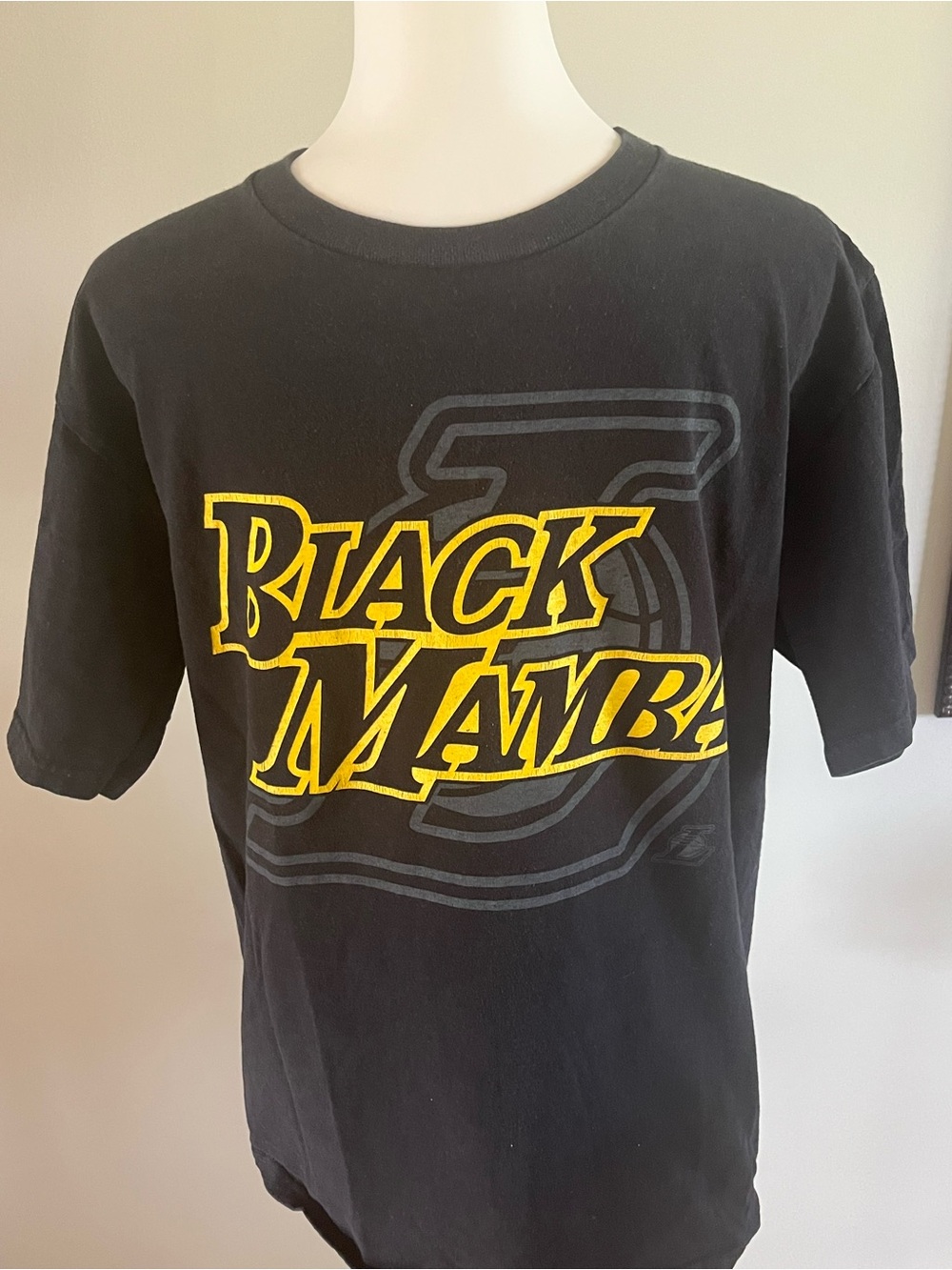 KOBE BRYANT BLACK MAMBA Men’s T-SHIRT SZ Medium Lakers Kobe Bryant T-Shirt Sz L